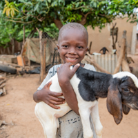 12 heart-melting pictures of kids with their animal buddies